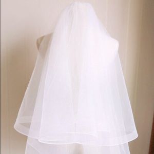 SOLD - 2 tiers fingerlength veil
